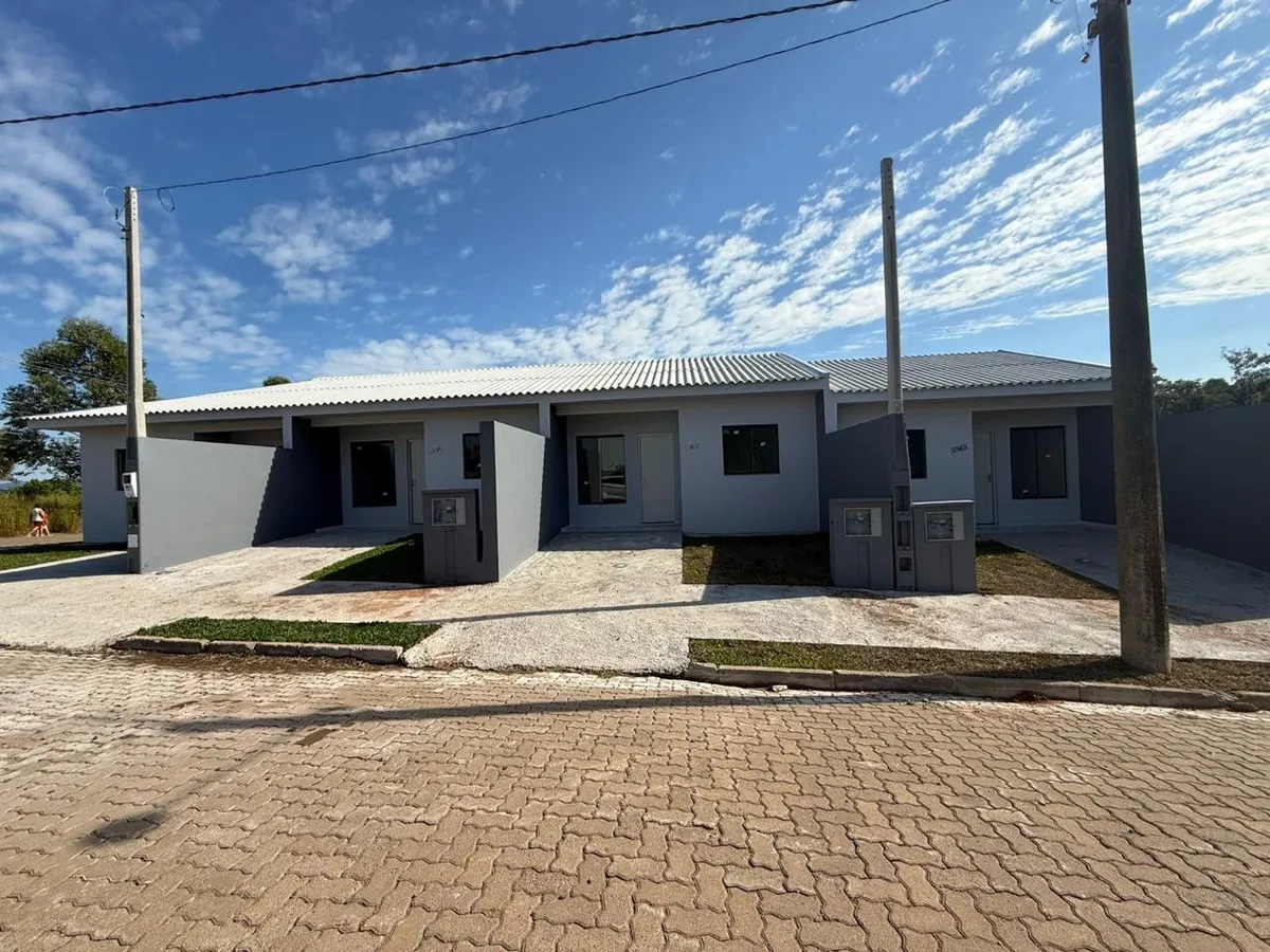 Ótimo Geminado com 43m, pátio, aberturas de alumínio e churrasqueira no Bairro Coronel Brito